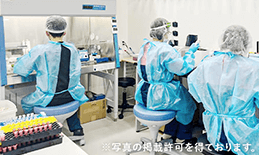 自社検査室で検査を行う技師のイラスト
